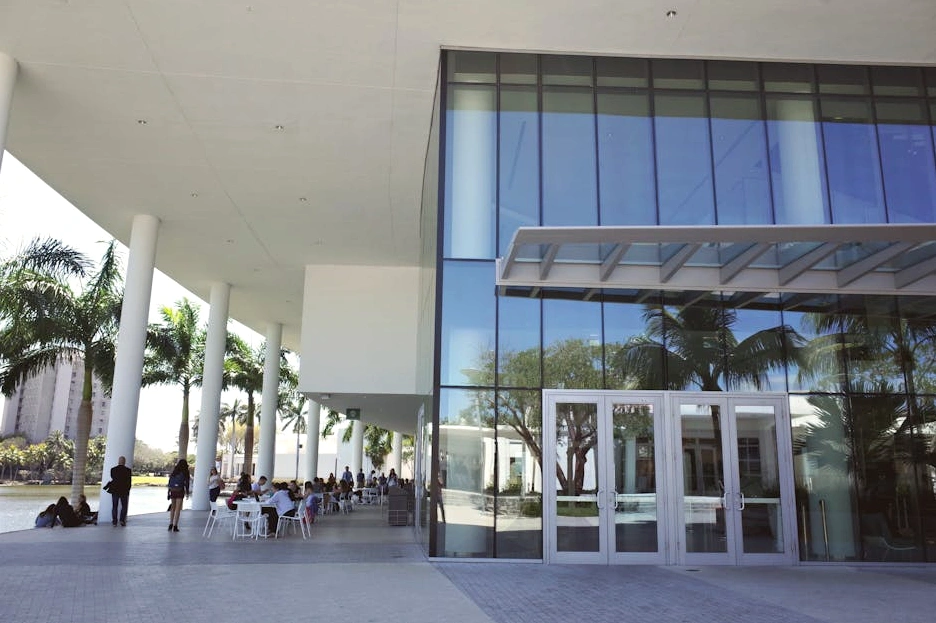 Edificio moderno e luminoso di un'università, che simboleggia un luogo di apprendimento e innovazione.
